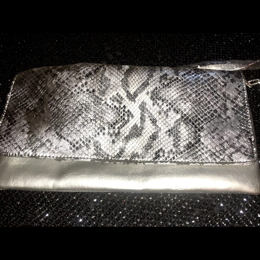 NWT “Sassy”Purse In Silver And Black.